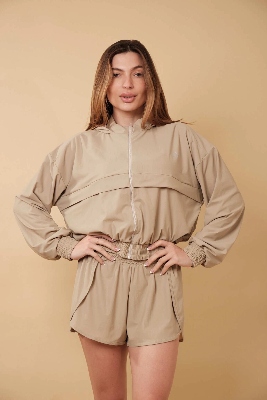 Modelo usando conjunto bege de jaqueta e short da Equifit